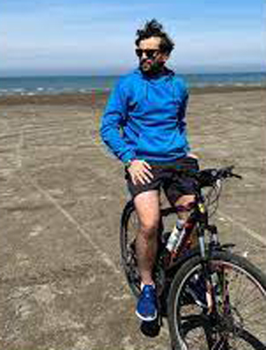 علیداد برادار هنرمند و ورزشکار علیداد برادار هنرمند و ورزشکار